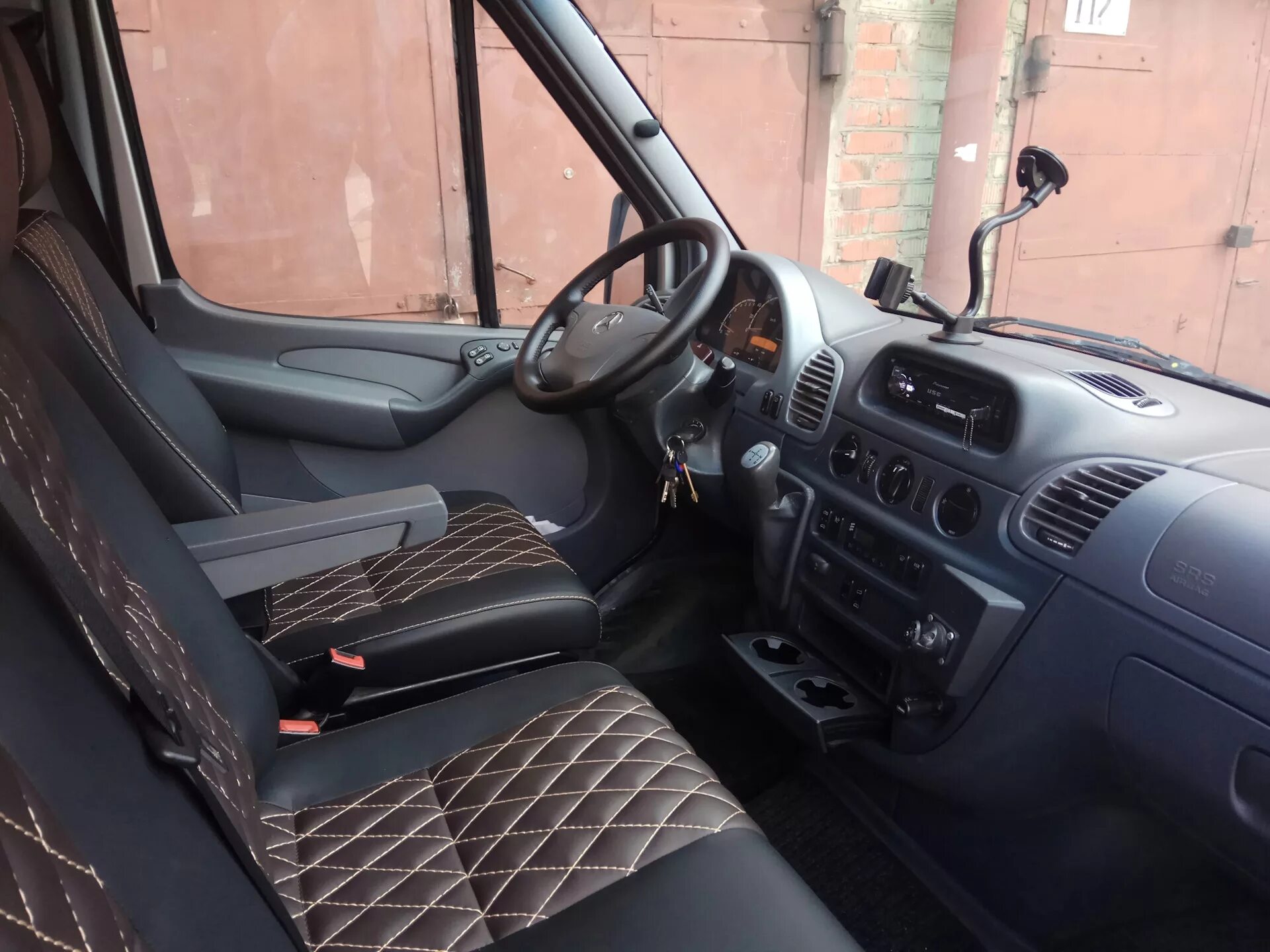 Mercedes Sprinter 1995 салон. Mercedes Sprinter 2005 салон. Mercedes Sprinter 2008 салон. W906 Sprinter салон. Мерседес спринтер кабина