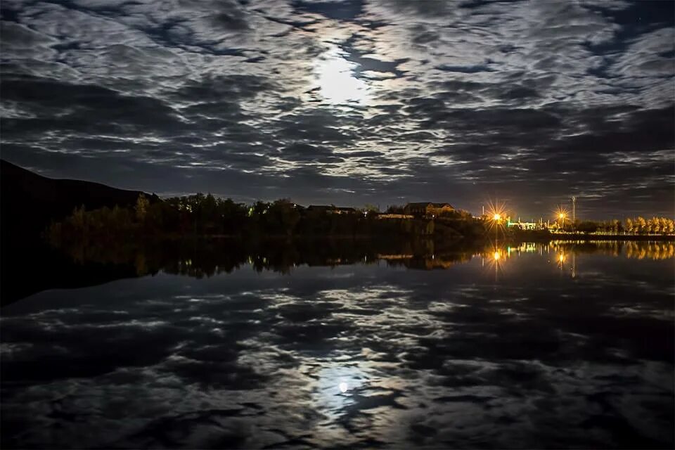 Ночная река слова. Ночь над рекой. Ночная река. Ночная река Ока. Ночные красоты России.