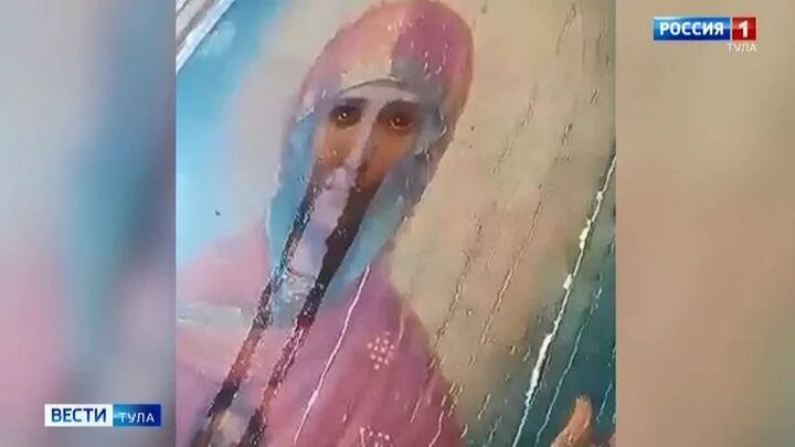 Человек плачет у иконы. Мироточащая икона в тульской области. Плачущие иконы кровью почему. Мироточивая икона лик христа. Мироточение девы марии.