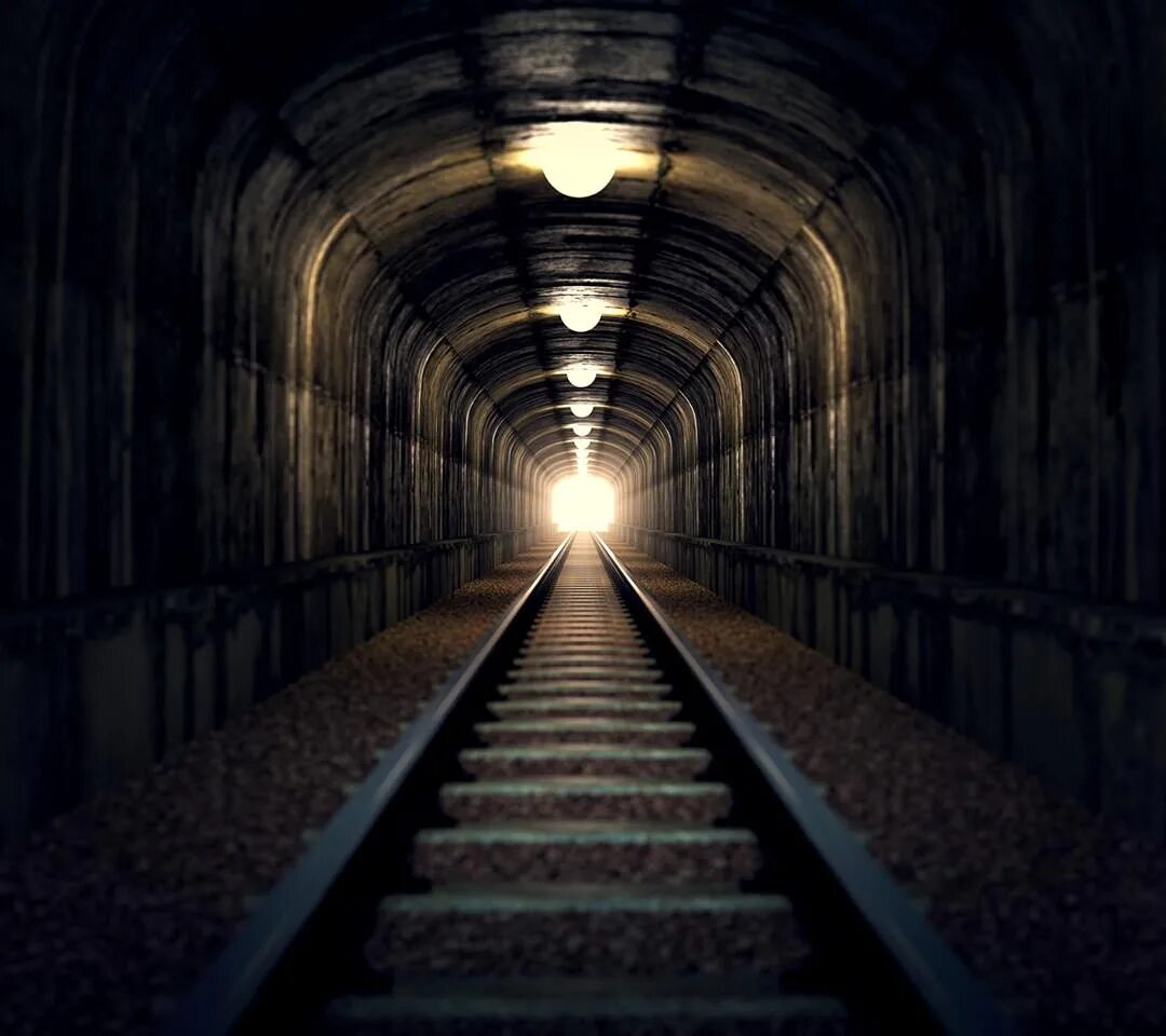 В конце туннеля виден свет. Свет в конце тоннеля. Свет в тоннеле. Поезд в конце туннеля. Свет в конце тоннеля поезд.