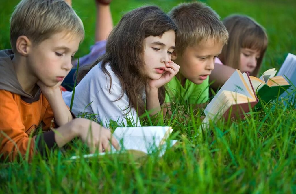 Дети читают детям сайт. Дети и природа. Чтение на природе. Лето с книгой. Лето дети.