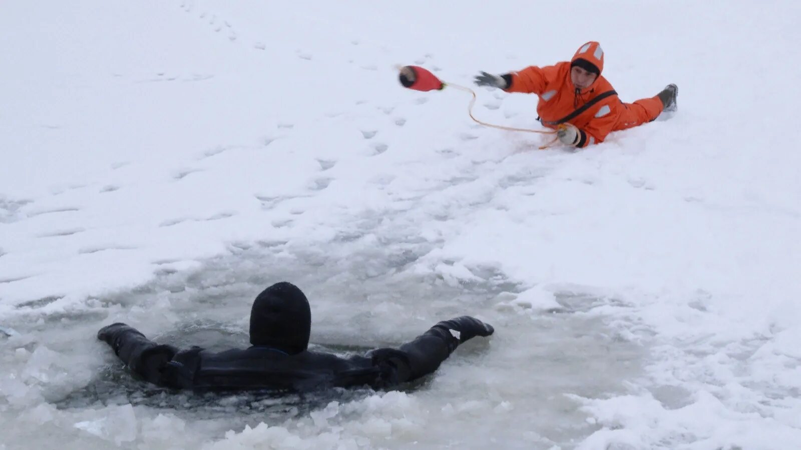 Спасение пришло неожиданно и именно в тот. Человек провалился под лед. МЧС спасает людей провалившихся под лед. Спасение провалившегося под лед.