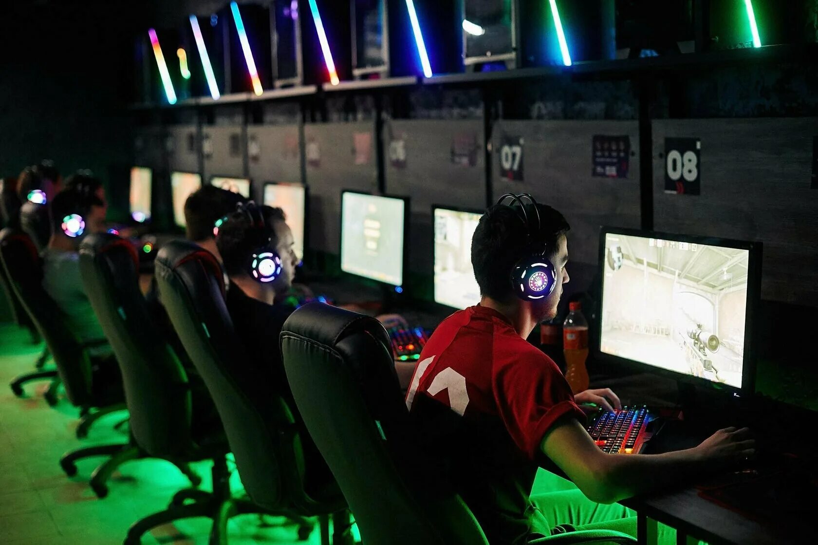 В какую игру играли в кибер папе. True gamers компьютерный клуб тосно. игровой компьютерный зал. компьютерный зал с людьми. кибер клуб.