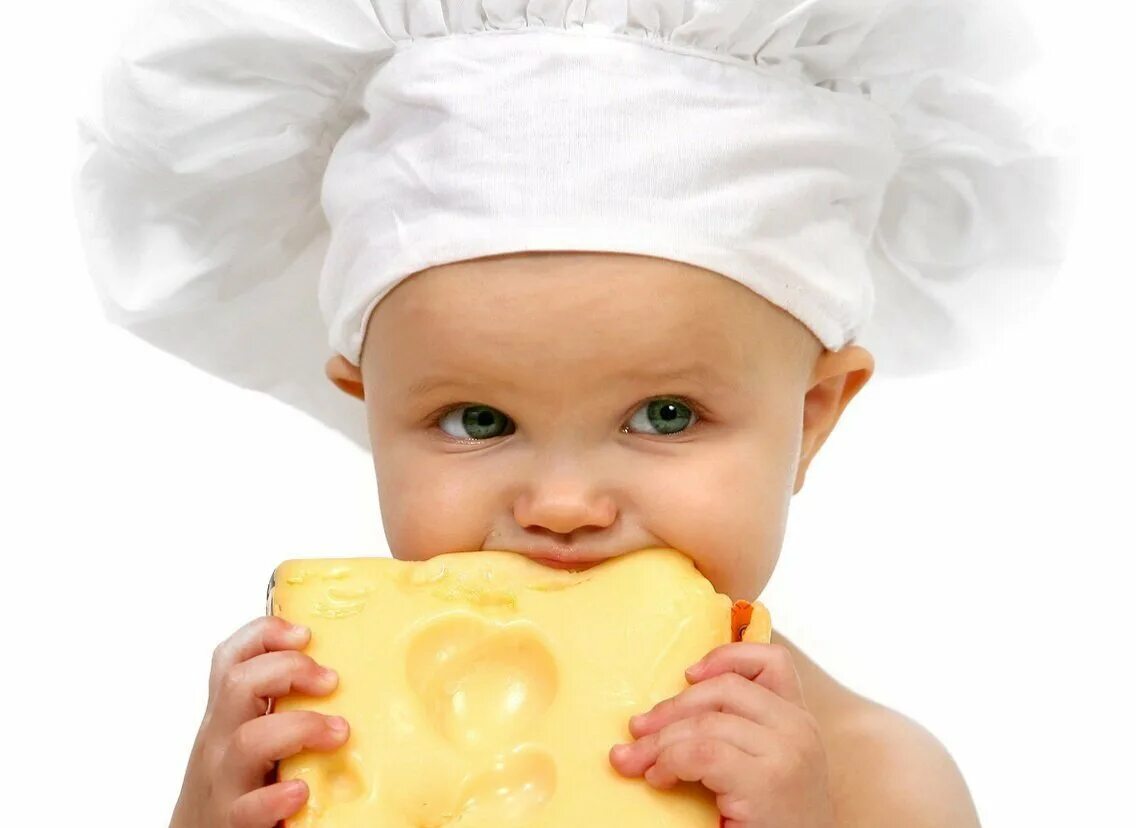 Можно ли давать детям сыр. Сыр для детей. Ребенок с сыром. Ребенок ест сыр. Мальчик ест сыр.