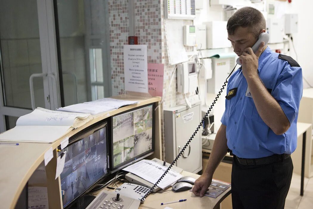 В школах усилят безопасность. Служба безопасности. Система охраны в школе. Охранник в школе. Охрана учебных заведений.