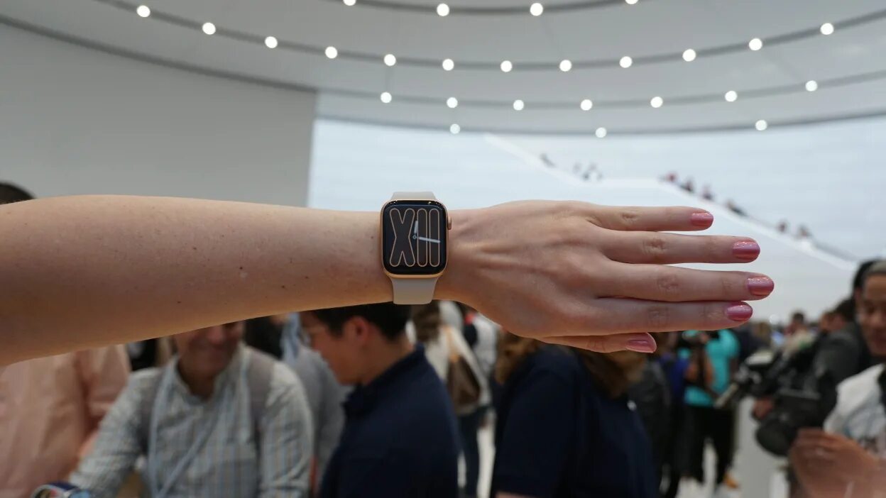 Apple watch Series 7 на руке. Apple watch se на руке женской. Эпл вотч очки дополненной реальности. Маникюр с часами эпл. Watch series 9 сияющая звезда