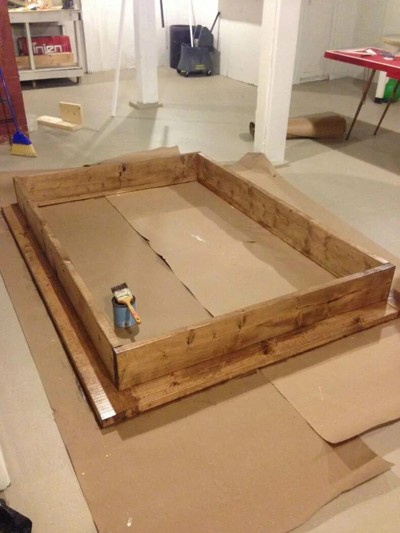 Подиум из досок. Каркас кровати из досок. Подиум из досок. Деревянный подиум на даче. Деревянный подиум.