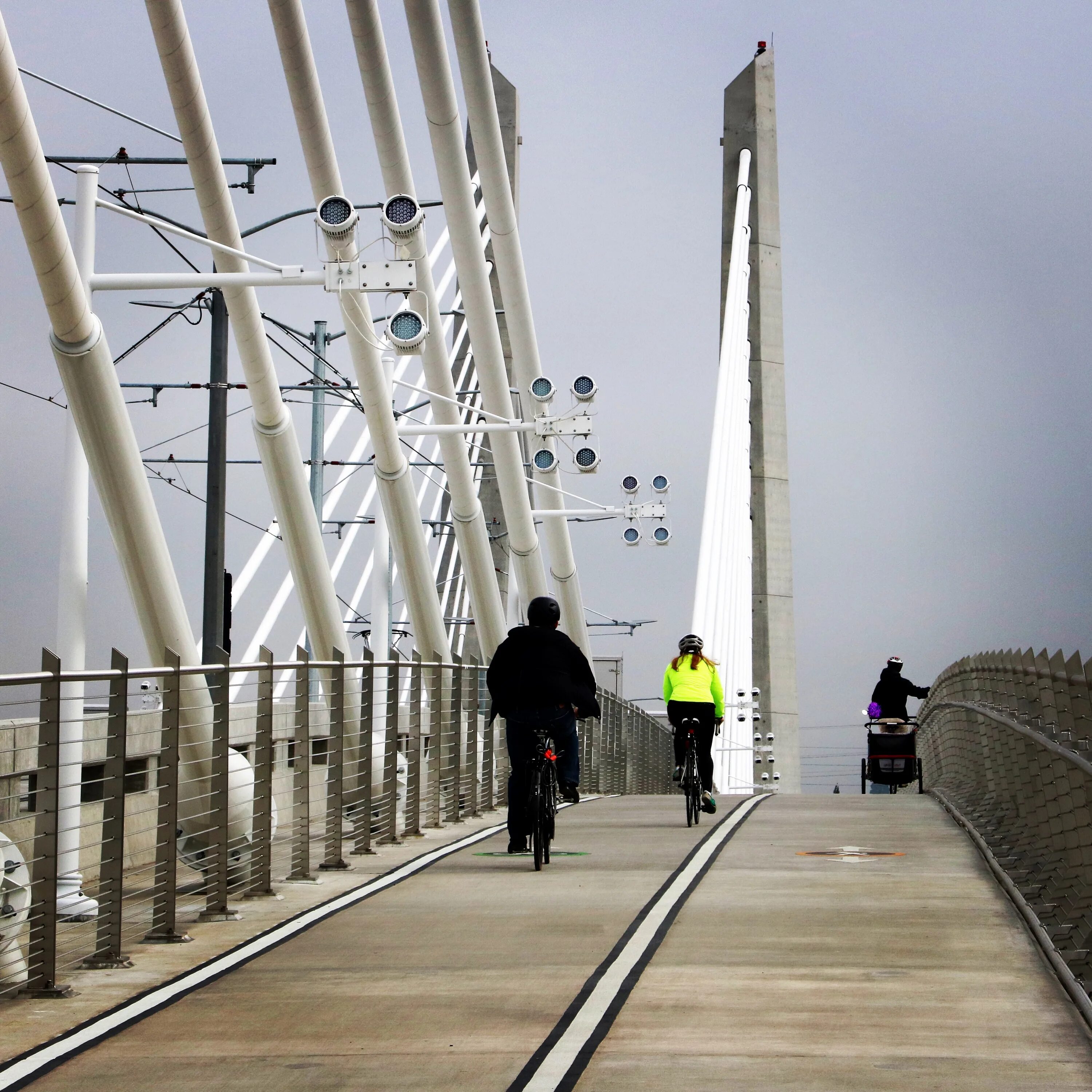 Мост пипл. Человек на мосту. портленд мосты. walking bridge. фигура мост из людей.