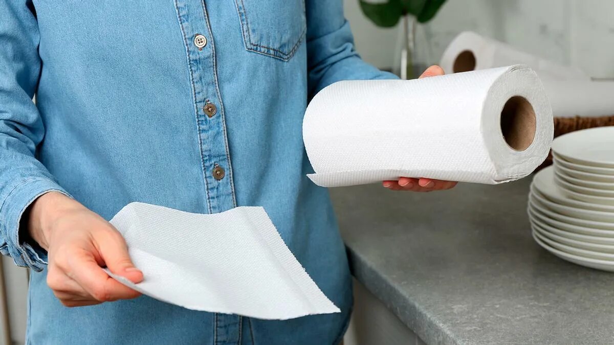 Использованные бумажные полотенца. Бумажные полотенца. Корзина для использованных бумажных полотенец. Бумажные полотенца одноразового использования. Крашенный полотенце.