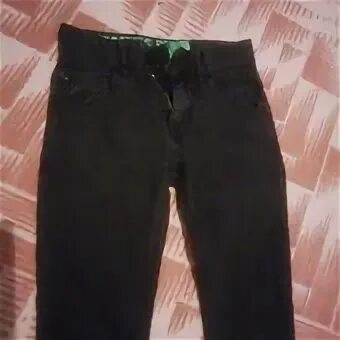 Чёрные джинсы после стирки белыми. Черные джинсы после стирки. Заломы на черных джинсах. На чёрных джинсах белые полосы после стирки.