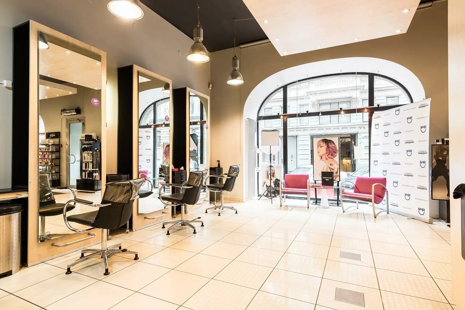 салон красоты. студия красоты видео. салон маникюра. студия красоты видео. интерьер парикмахерского зала.