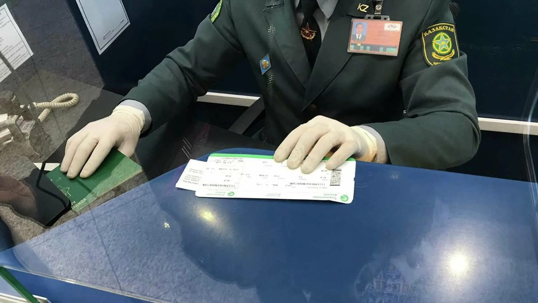 Пересечение границы с казахстаном. Казахстан паспортный контроль. Казахстан паспортный контроль. Паспортный контроль китай. Паспортный контроль казахстан.