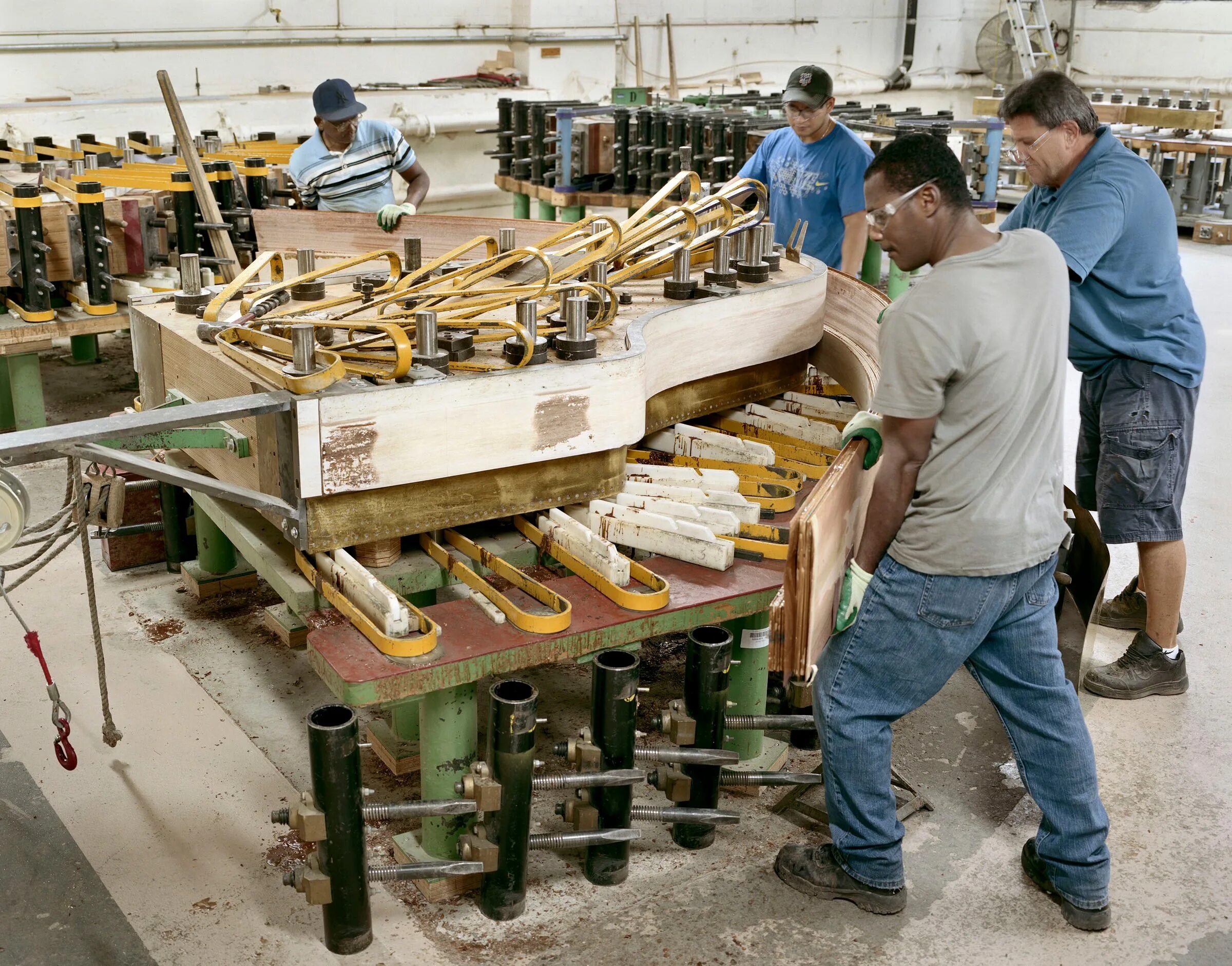 Производители гитар. Фабрика музыкальных инструментов. Рояль стейнвей ленни кравиц. Музыкальные инструменты на кораблях. Фендер завод.