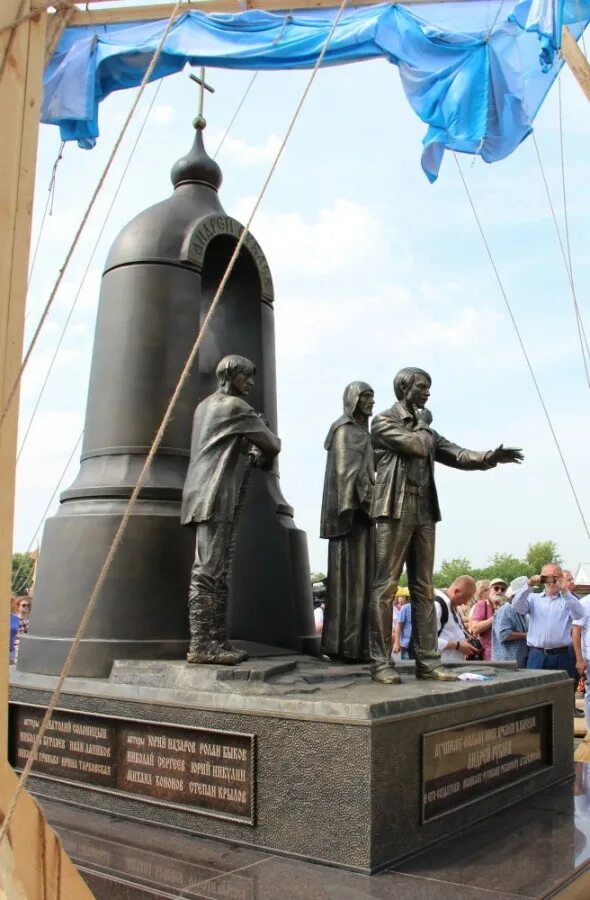 Памятник Тарковскому Суздаль. Памятник Андрею Тарковскому. Памятник Тарковскому достопримечательности Суздаля.