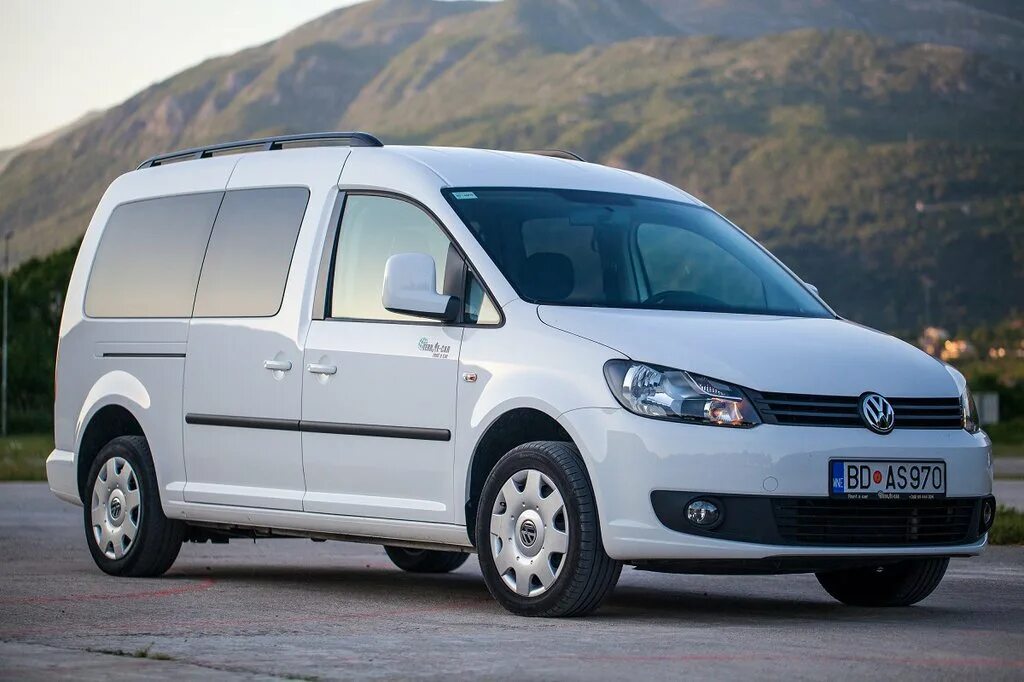 Аренда volkswagen. Caddy 2013 Maxi. Фольксваген Caddy 2013. Фольксваген Кадди 2. Фольксваген Кадди 2013.