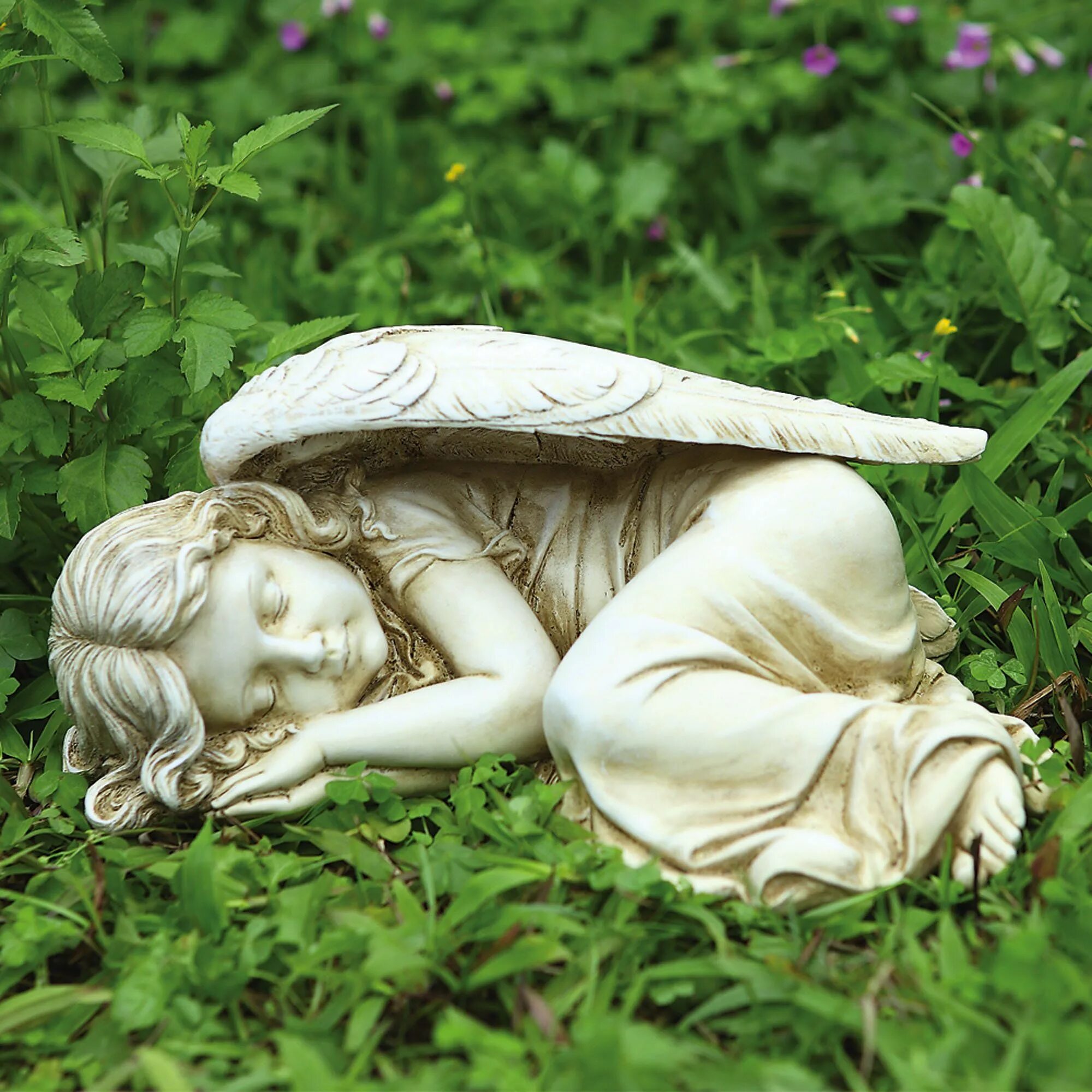 Is sleeping in the garden. Спящий ангел скульптура Альбано. Ангел спящий. Спящий ангел скульптура. Ангелочки в саду.