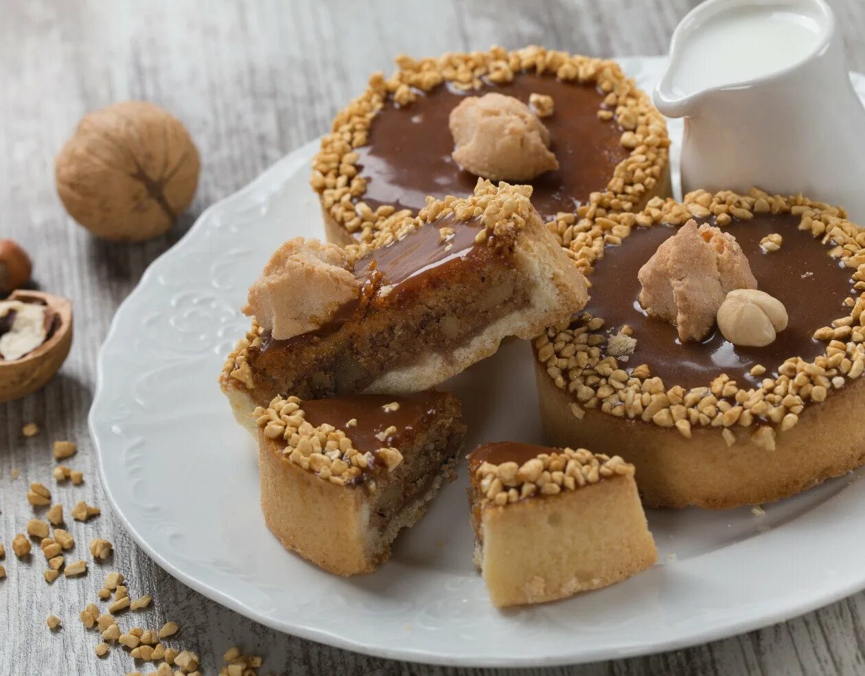 Пирожное из печенья и сгущенки. Муравьиная горка торт классический. Муравейник торт пирожное. Печенье муравейник. Пирожные с кокосовой стружкой.