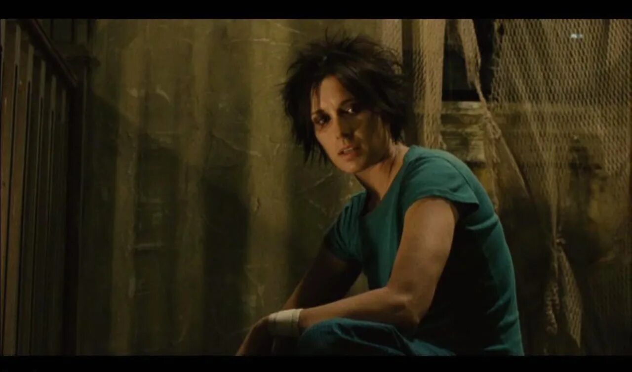 Даррен линн боусман пила. Пила 2 название. Пила 2 название. Пила 2 название. Пила 2 (2005) - яма со шприцами.