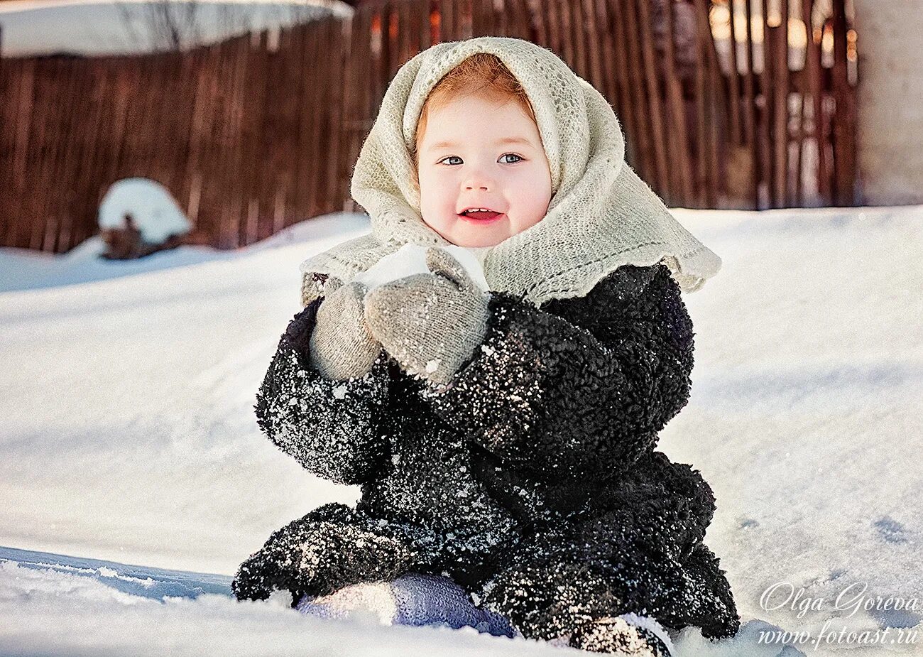 дети зимой на улице. зимние шапки для детей. зимняя фотосъемка детей. детская зимняя фотосессия. дети радуются снегу.