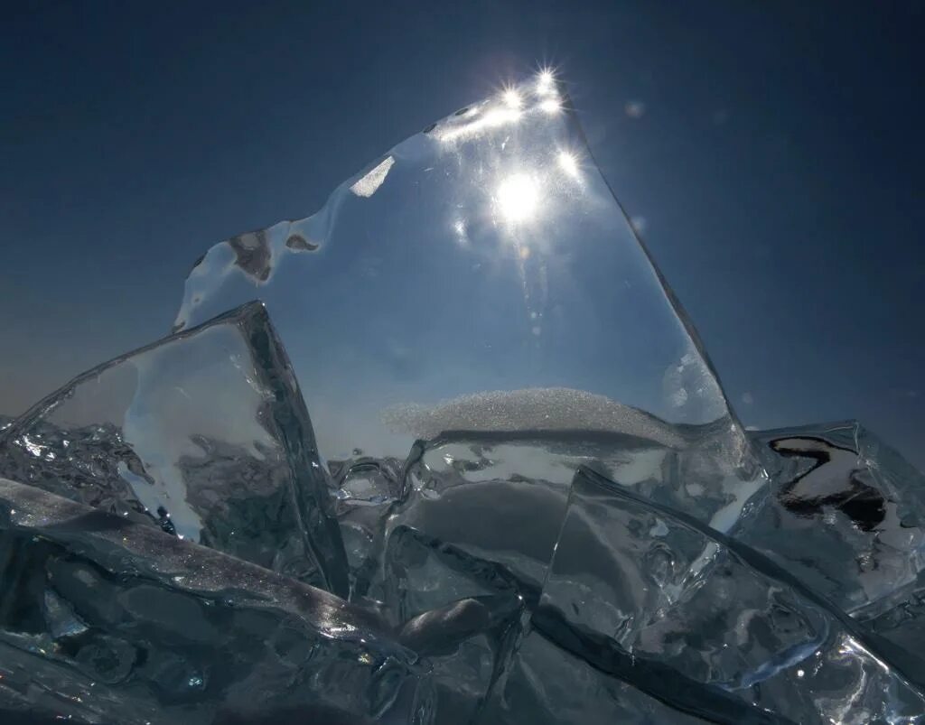 тает лед. ледяной стакан. лед как стекло. озеро байкал лед. лед фото.