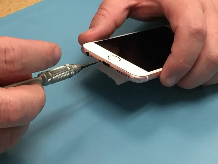 Отсоединить заднюю крышку смартфона. Как открыть телефон iphone. Как извлечь симку из айфона 5s. Как открыть телефон iphone. Как достать симку из телефона.