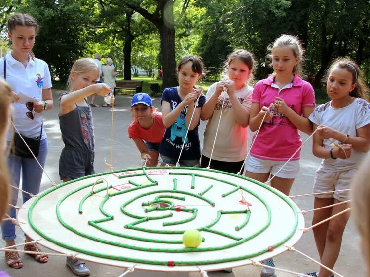 Уличные игры. Конкурсы для детей на улице летом. Уличные игры для детей. Тимбилдинг в детском саду. Игры 11 14 лет