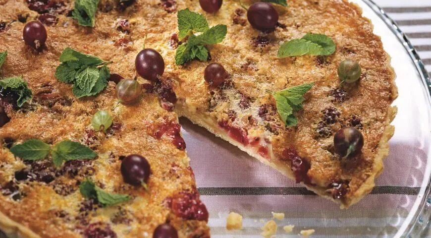 Песочный пирог с крыжовником. Пирог с крыжовником и яблоком на песочном тесте. Пирог с крыжовником. Песочный пирог с крыжовником. Торт с крыжовником.