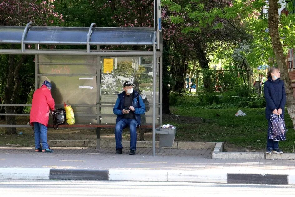 Люди ждут автобус на остановке. Люди на остановке. Остановка. Автобусная остановка с людьми. Люди на остановке летом.