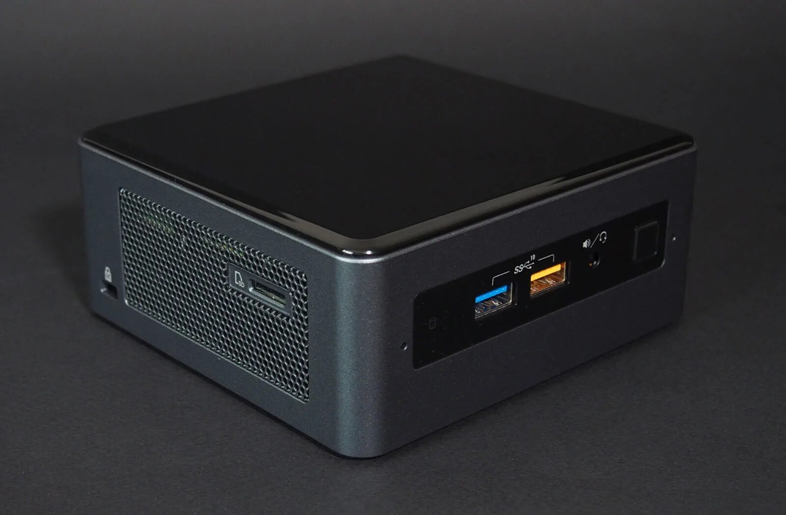 Nuc8i3beh2. Корпус Intel NUC. Intel NUC USB. Сервер Intel NUC. Мини пк tecno