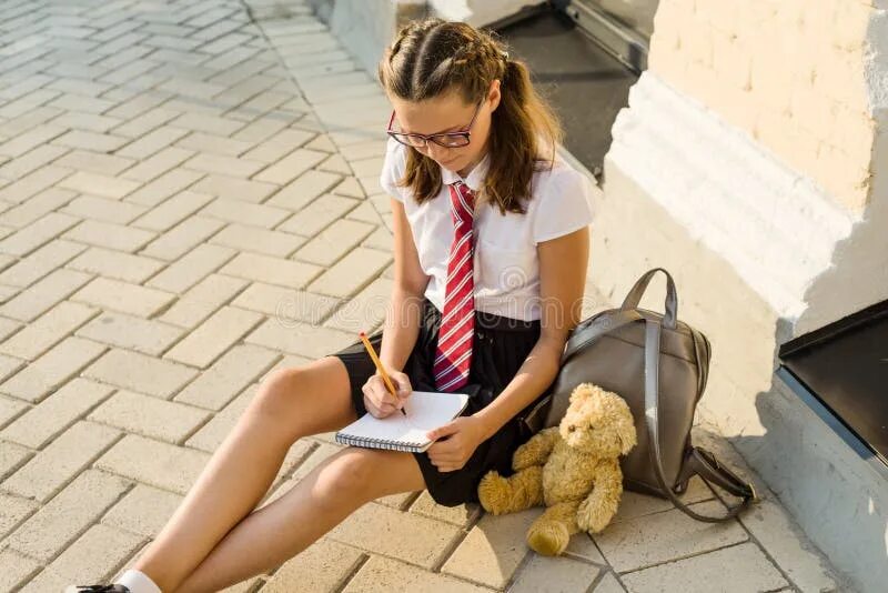 Девочка выпускница. Красивые старшеклассницы. Старшеклассницы. Красивые девчонки в школе. Красивые выпускницы.