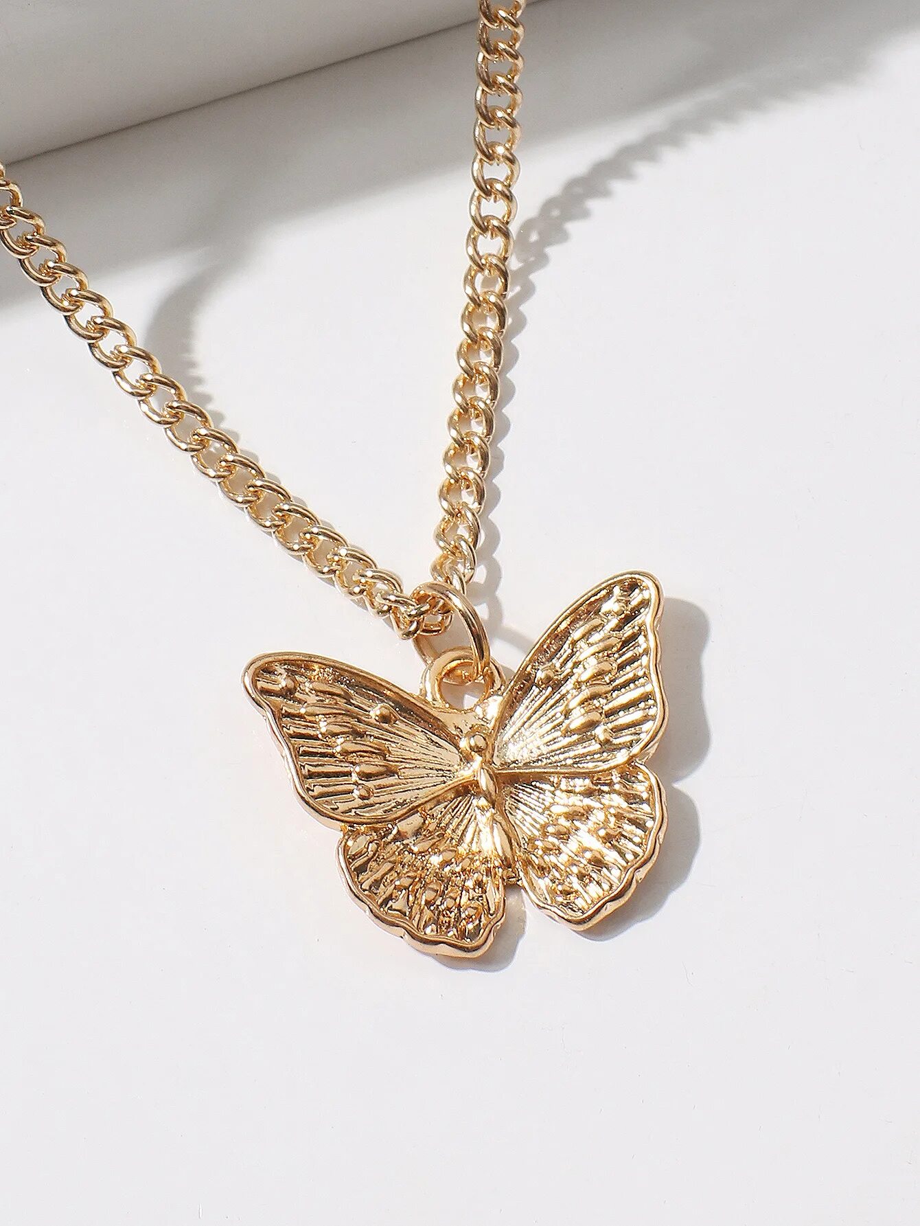 бабочка цепь с подвеской. цепочка с бабочками. цепочка с бабочками. ожерелье с бабочками. цепочка с бабочками.