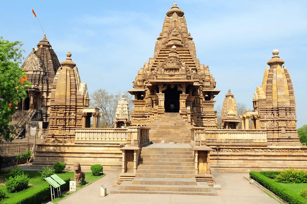 Храм temple. Храм Кандарья Махадева. Храм Кандарья Махадева в Кхаджурахо. Храм Кандарья Индия. Архитектура Индии храм Кандарья-Махадева.