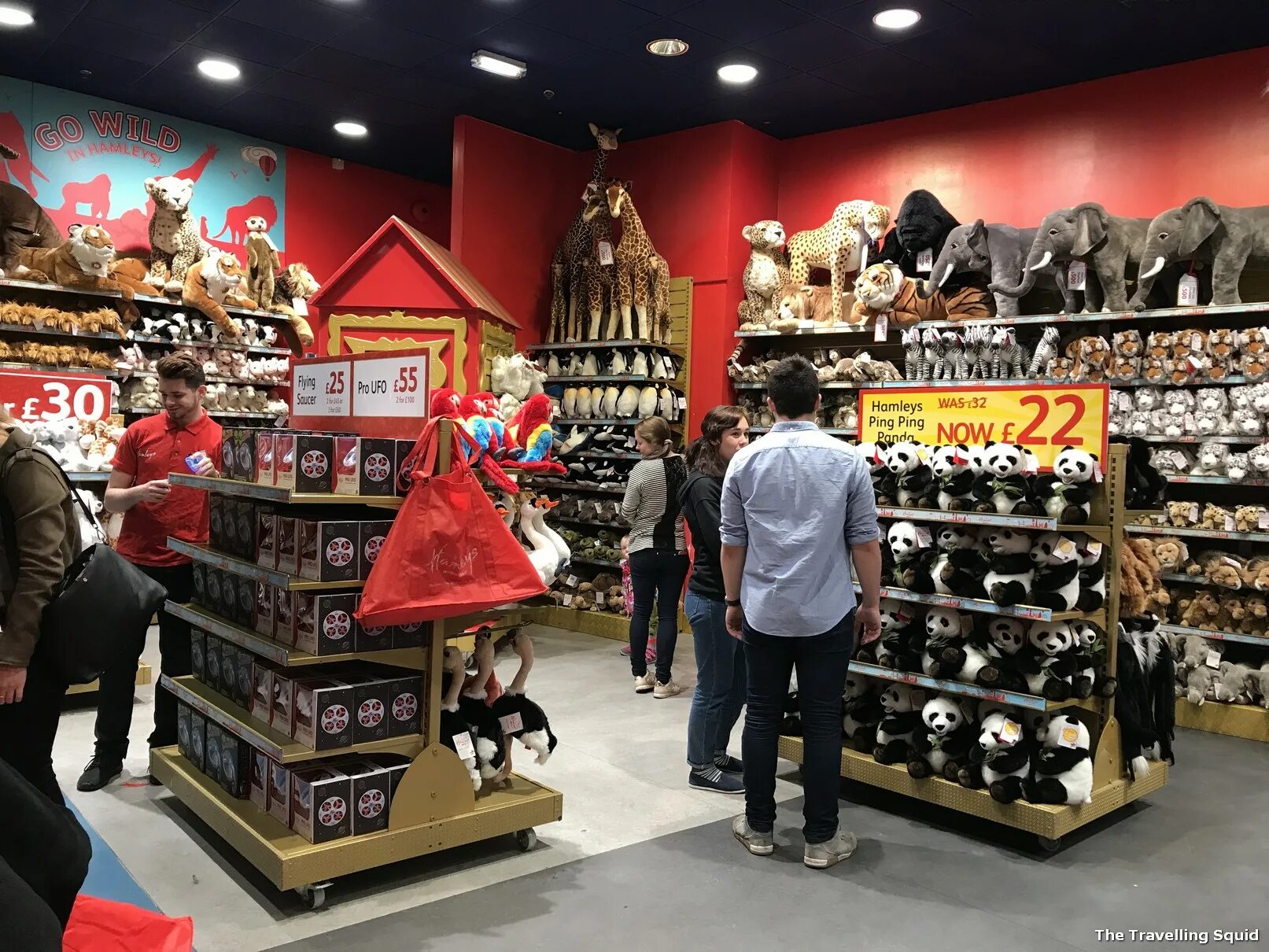 Hamleys london. Хамлес магазин игрушек Лондон. Hamleys магазин игрушек в Лондоне. Хамлес магазин игрушек Лондон Hamleys. Магазин Хэмлис в Лондоне.