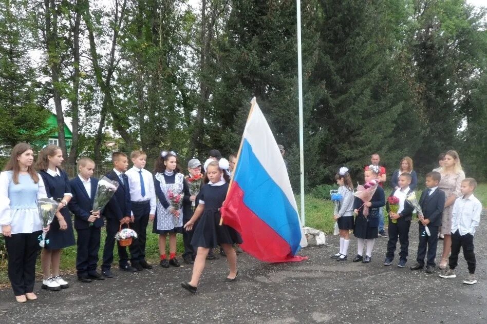 Знаменная группа в школе. Патриотическая линейка. Патриотичные линейки. Школа 24 симферополь. Вынос флага в школе.