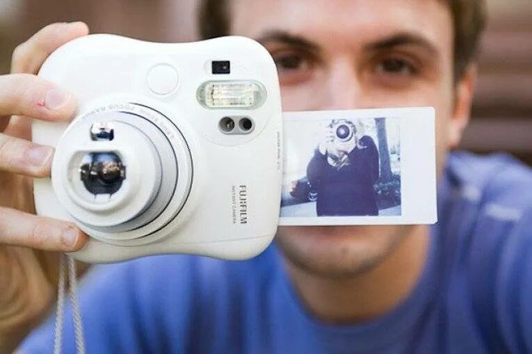 Каким размером делают фотографии. Полароидная камера Fuji. Фотоаппарат моментальной печати Fujifilm снимки. Полароид 2022. Маленький фотоаппарат.