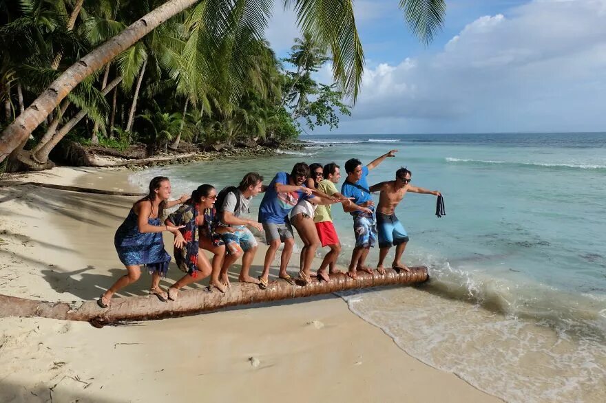 купающиеся филиппинки. филиппины туристы. дождливое южное побережье китая. филиппины время сейчас. филиппины время сейчас.