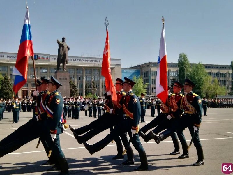 1 мая саратов. Парад 8 мая Саратов. Парад 9 мая Саратов. Театральная площадь Саратов 9 мая. Саратов парад сквер Победы.