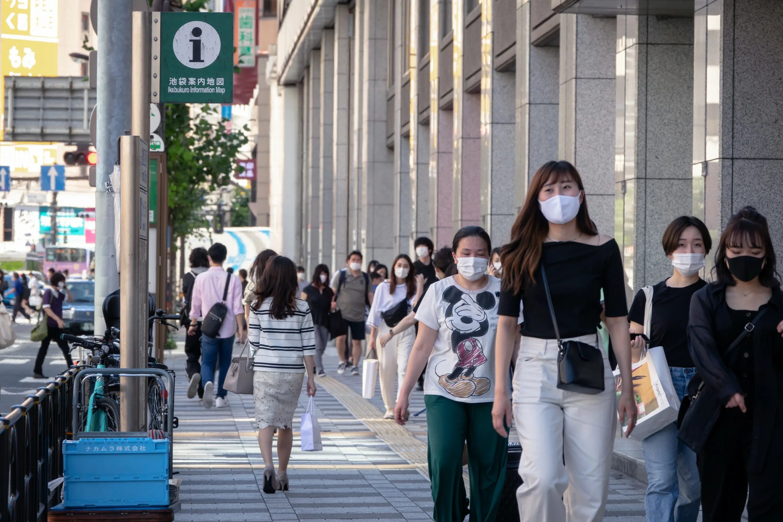 Токио ковид. Япония люди на улице Токио. Люди на улицах Токио. Токио коронавирус.