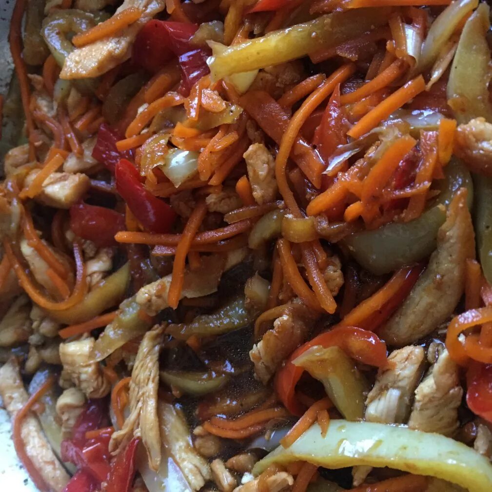 Фунчоза с соевым мясом и овощами. Салат с соевым соусом. салат с соевым соусом и овощами. салат с соевым соусом и мясом и овощами. салат с соевым соусом и мясом.