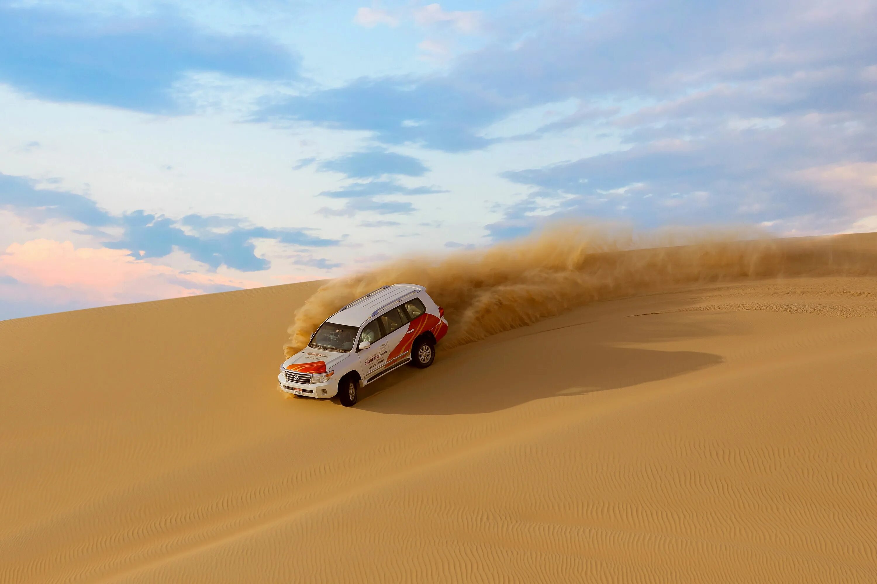 Пустыня ездить. Джип сафари Абу Даби. Симулятор езды по пустыне. Автомобиль открытый езда по пустыне. Езда по пустыне Дубай на машине.