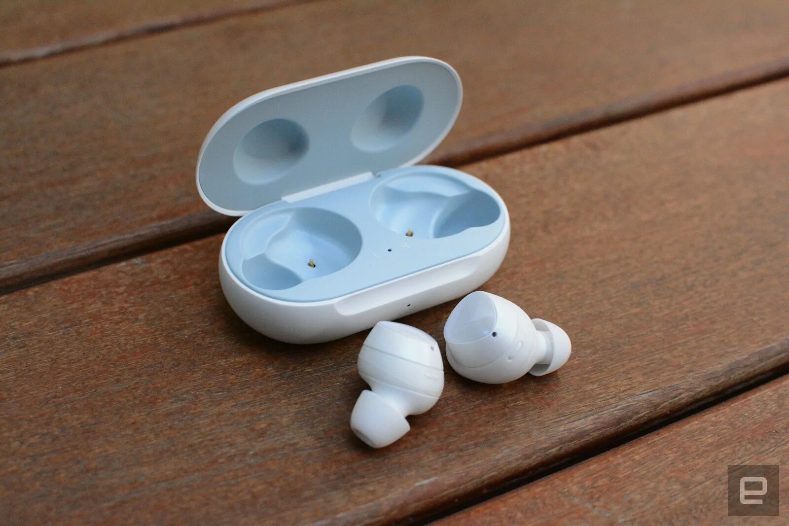 Новые наушники самсунг. Наушники Samsung Galaxy Buds+. Наушники самсунг Buds 2020. Samsung Galaxy Buds+ Samsung. Samsung Galaxy Buds+, белый.