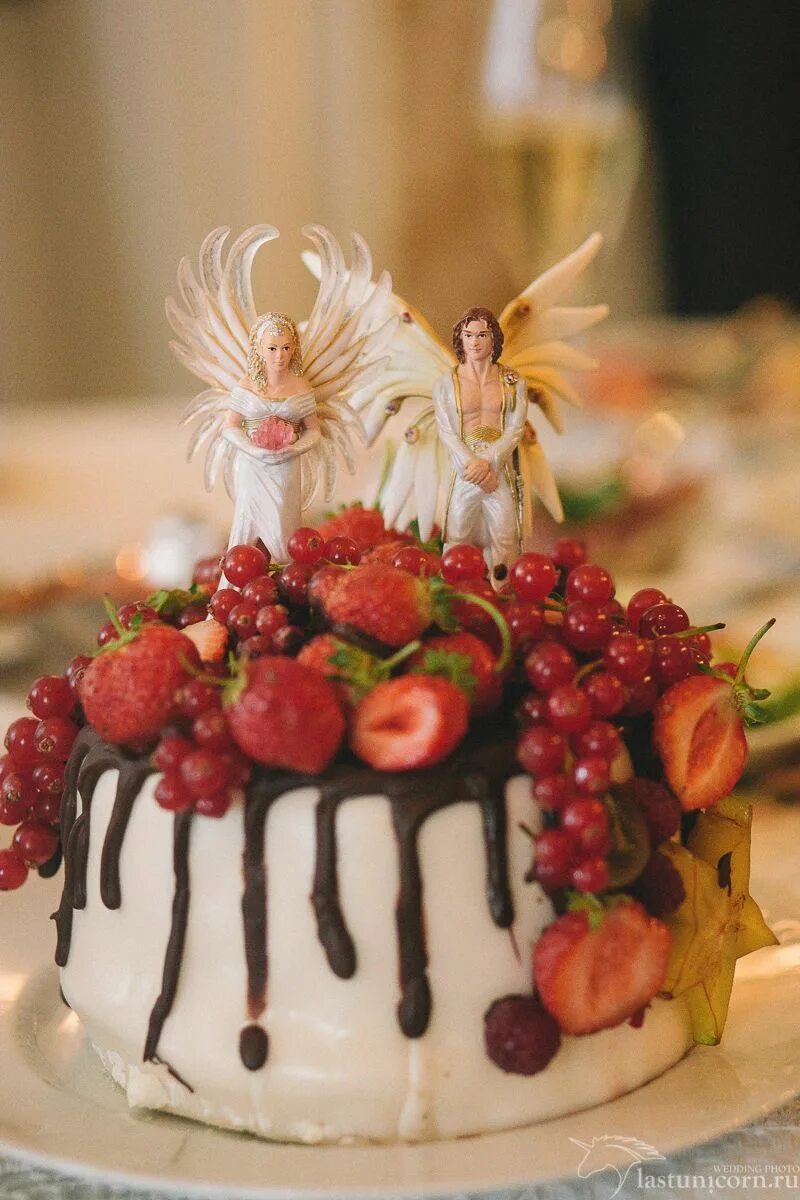 Тортабелла. Свадебный торт с ягодами и фигурками. Свадебный торт со свежими ягодами. Торт на свадьбу белый с ягодами и фигурками. Маленький свадебный торт с ягодами и цветами.