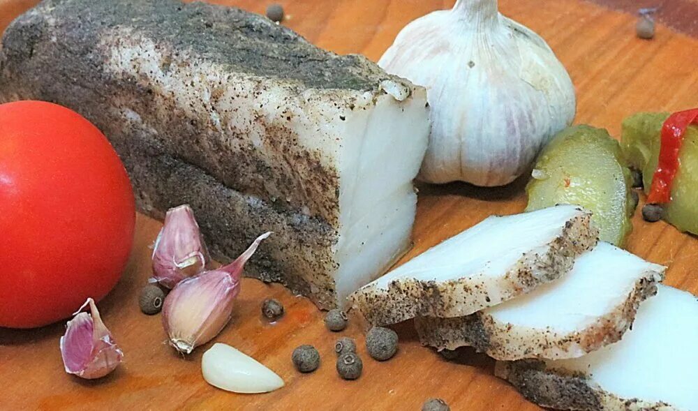 Как посолить сало с чесноком и перцем. Сало с перцем. сало с чесноком и перцем. сало соленое в перце. сало соленое с чесноком.