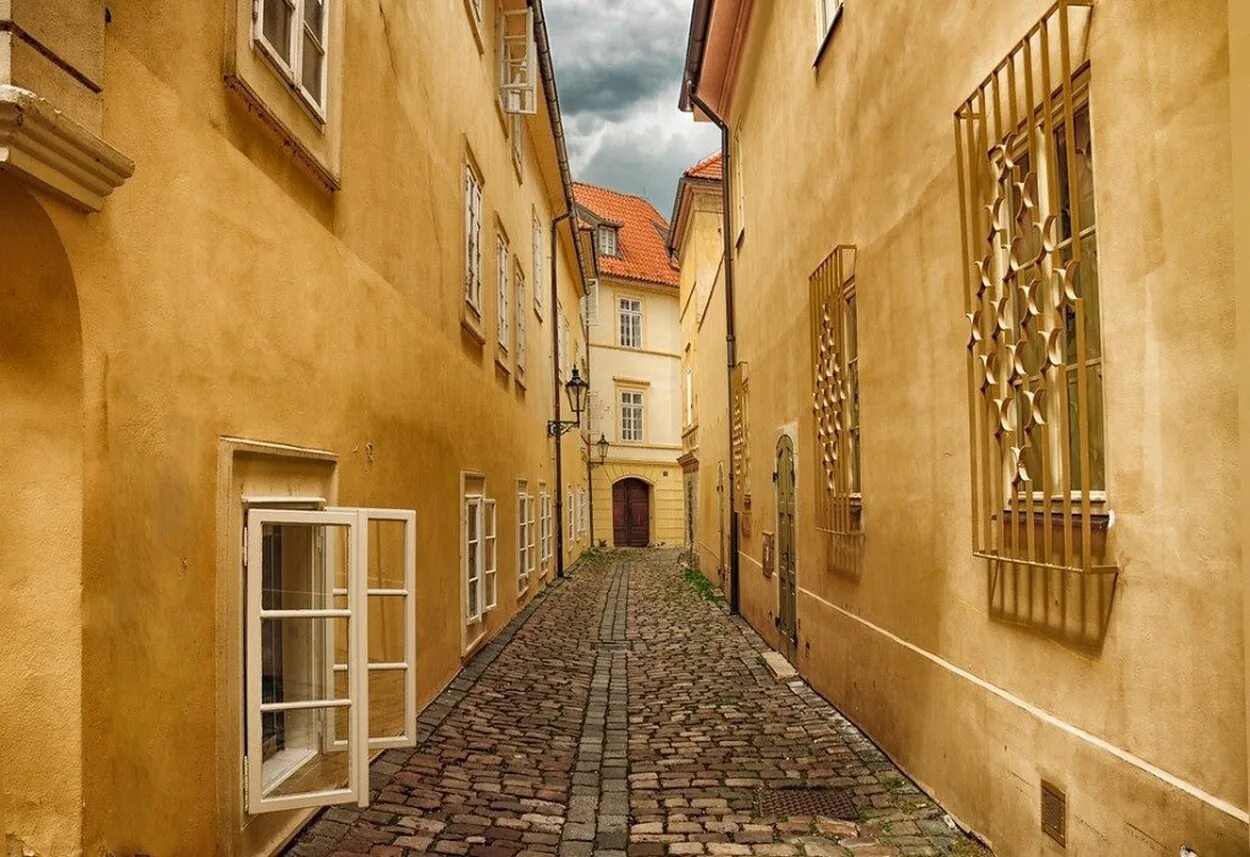 Улица золотистая. Золотая улица в Праге. Прага улочки. Старинные улочки Праги.
