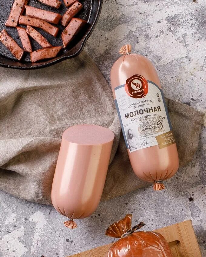 Кубанский молочник сметана 20%. Сметана кубанский молочник в мягкой упаковке. Сметана колбаса. Сметана колбаской кубанский молочник. Ассортимент сметаны.