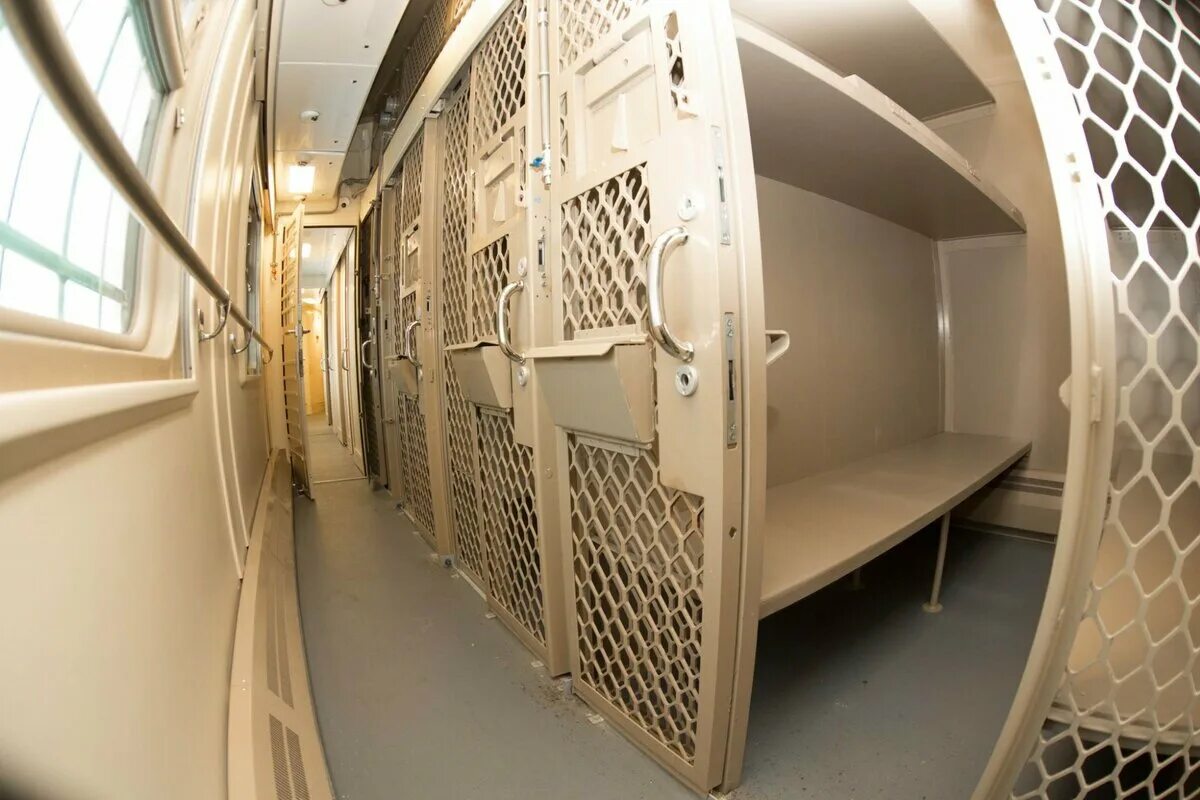 Вагон столыпин вагонзак. Тюремный вагон столыпин. Столыпинский вагон. Столыпинский вагон. Двухэтажные столыпинские вагоны для переселенцев.