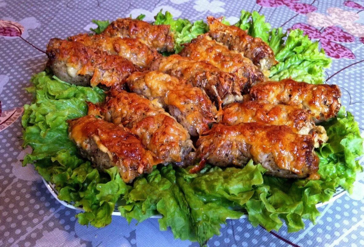 Мясные блюда на праздничный стол. Горччее натпраздничный стол. Горячие мясные блюда на праздничный стол. Мясные рулетики