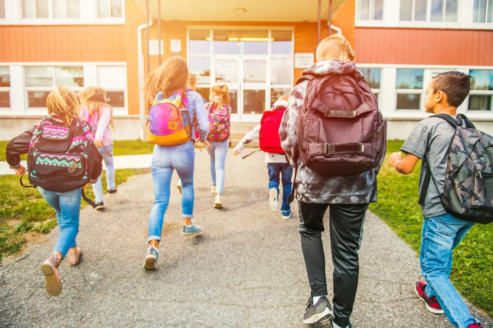 She go to school tomorrow. Дети идут в школу. Школьники идут. Школьники на каникулах. Идти в школу.