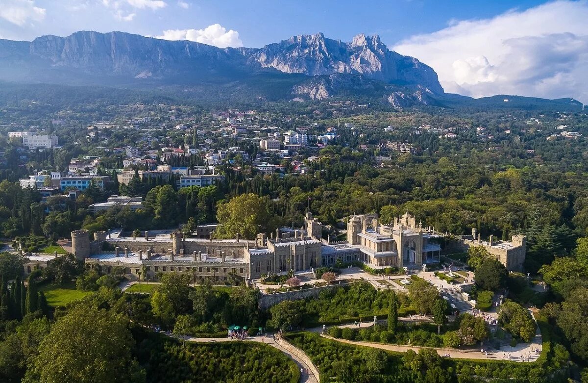 Ялта алупка. Алупка крым. ай петри воронцовский дворец парк. крым ялта воронцовский дворец. алушта воронцовский дворец.