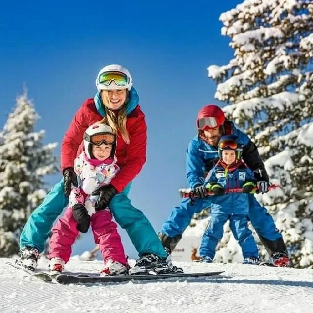 Семья зимой. Спортивная семья. Спортивная семья зимой. Кататься на лыжах. Сочи детям зимой